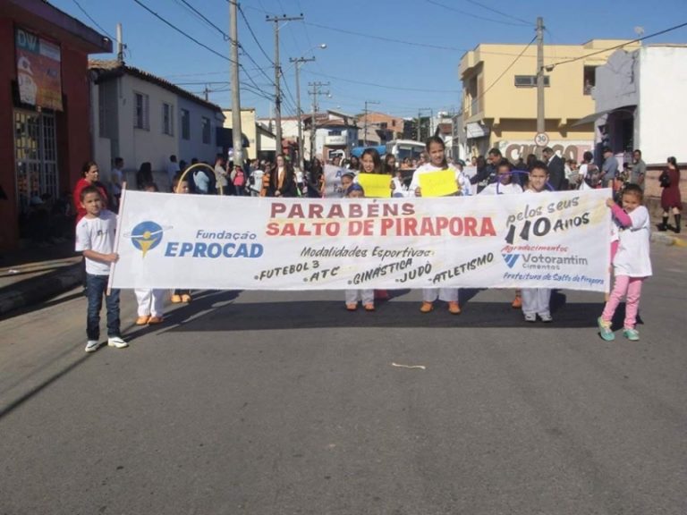 Educandos participam do Desfile de aniversário da cidade de Salto de Pirapora