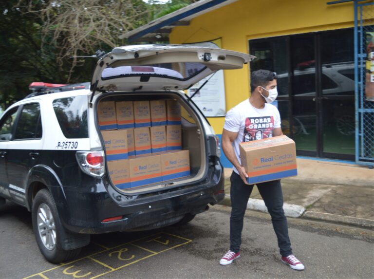 Doação de mais 50 cestas básicas, que vieram através da Polícia Civil.